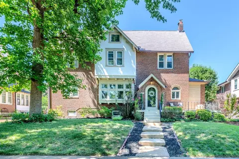 7445 Cromwell Dr, Saint Louis, MO 63105