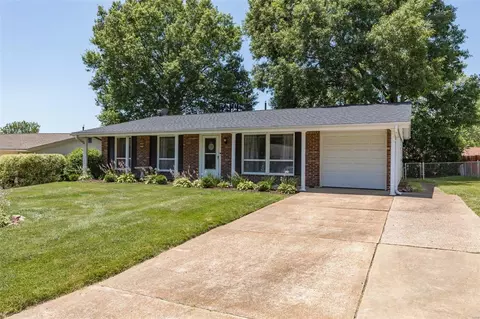 4860 Hursley Dr, Saint Louis, MO 63128