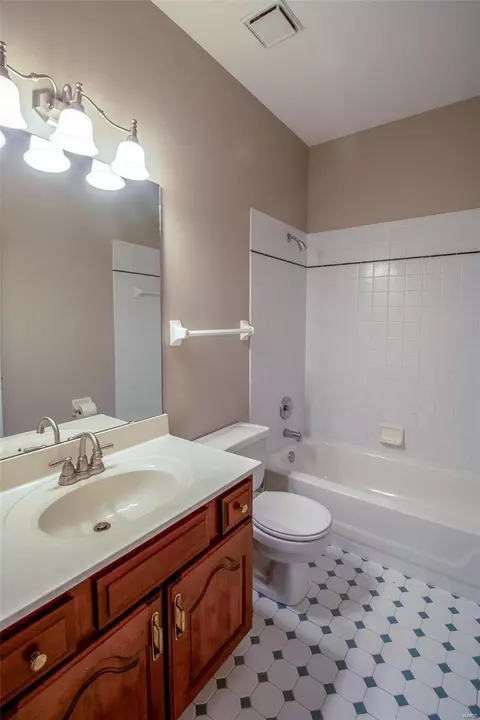 Bath - 11 New Haven Ct, Weldon Spring, MO 63304 photo 5 of 8