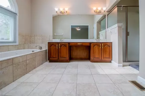 Bath - 11 New Haven Ct, Weldon Spring, MO 63304 photo 4 of 8