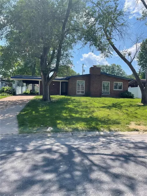 2956 Chevron Dr, Saint Louis, MO 63125