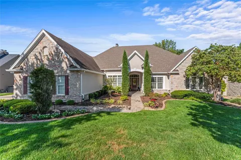 1426 Country Lake Estates Dr, Chesterfield, MO 63005