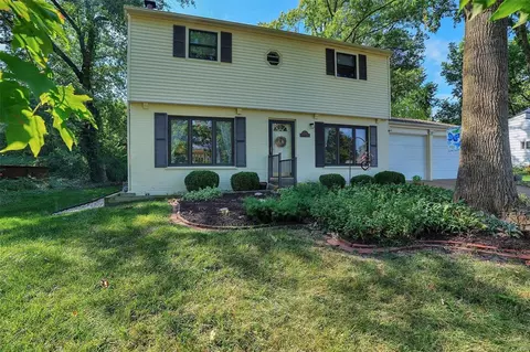 2250 Ferncliff Ln, Saint Louis, MO 63122