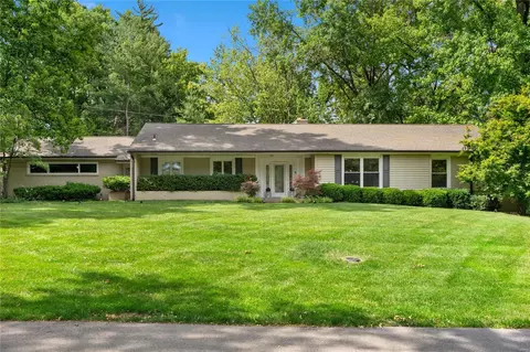8 Dogwood Ln, Saint Louis, MO 63124