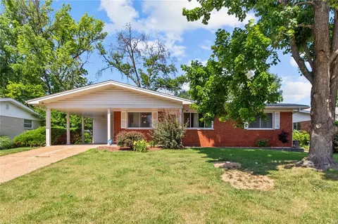 16 Hammes Dr, Florissant, MO 63031