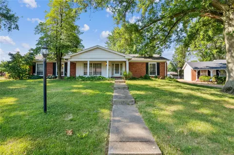 12925 Whitecliff Ct, Florissant, MO 63033