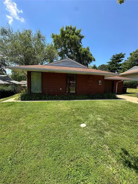 1325 Aloha Dr, Saint Louis, MO 63126