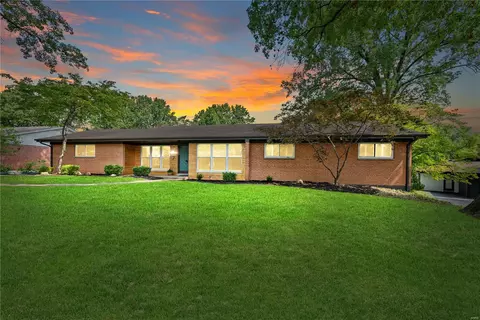 7 Birnawoods Ln, Olivette, MO 63132