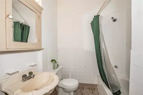 Bath - 7212 Devonshire Ave, Saint Louis, MO 63119 photo 1 of 2