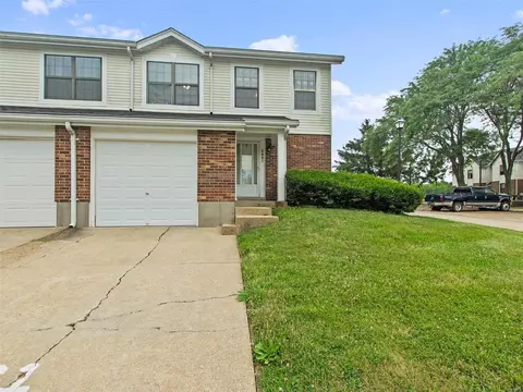 6461 White Cap Ln, Florissant, MO 63033