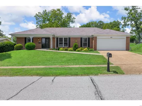 323 Shady Meadows Dr, Ballwin, MO 63011