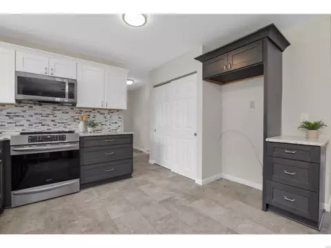 Kitchen - 323 Shady Meadows Dr, Ballwin, MO 63011 photo 2 of 3