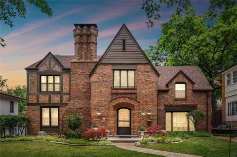 8029 Venetian Dr, Saint Louis, MO 63105