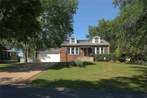 10041 Lakeside Dr, Saint Louis, MO 63123