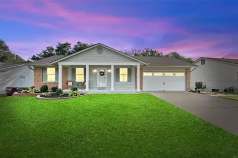 1052 Mendoza Dr, Saint Peters, MO 63376