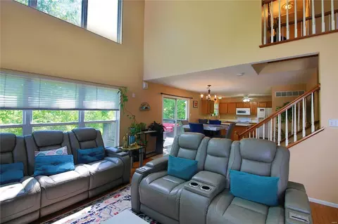 Living - 614 Cascade Lake Dr, Ballwin, MO 63021 photo 2 of 4