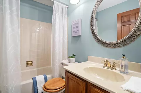 Bath - 921 Alpine Ridge Dr, Ballwin, MO 63021 photo 3 of 4