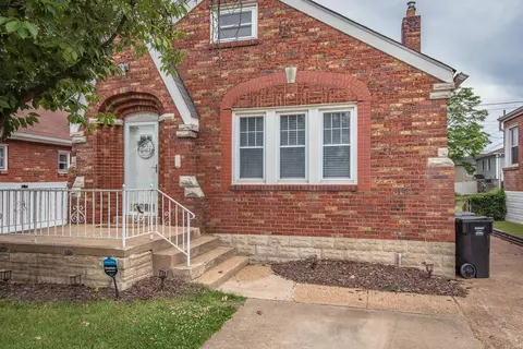 9512 Alpine Dr, Saint Louis, MO 63123
