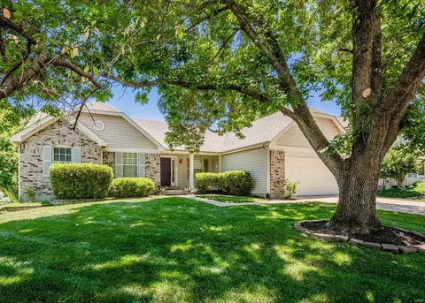 1738 Pheasant Run Dr, Maryland Heights, MO 63043