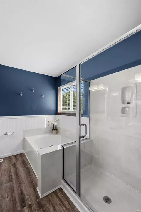 Bath - 458 Oak Glen Dr, Ballwin, MO 63021 photo 3 of 4