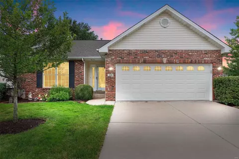 201 Fairgate Dr, Saint Peters, MO 63376
