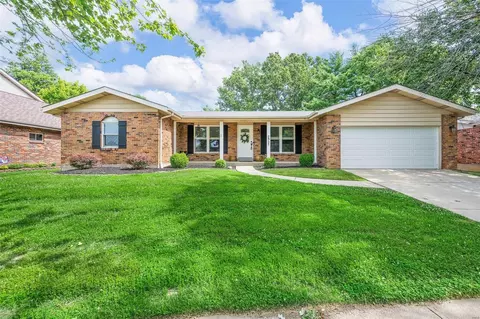 2937 Queen Bee Ln, Oakville, MO 63129