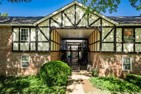 1039 Woodgate Dr, Saint Louis, MO 63122