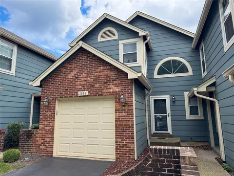 11933 Autumn Trace Ct, Maryland Heights, MO 63043