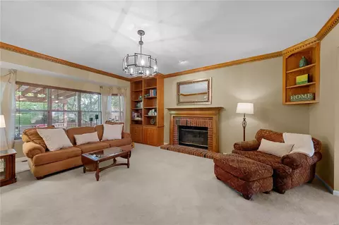 Living - 421 April Oaks Ct, Ballwin, MO 63021 photo 3 of 4