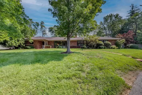 127 Heatherwood Dr, Saint Louis, MO 63132