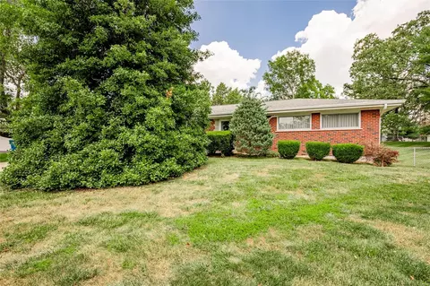 128 Smith Dr, Ballwin, MO 63011 photo 4