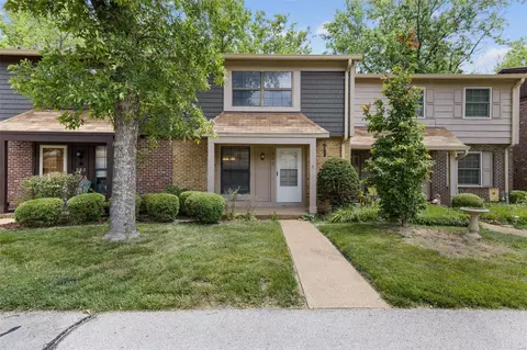 226 Carmel Woods Dr, Ellisville, MO 63021