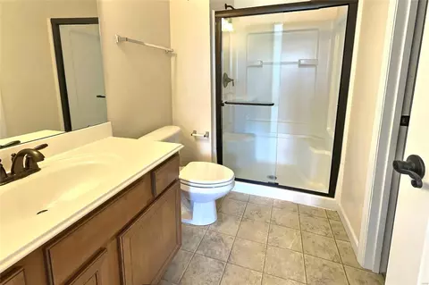 Bath - 430 Bramblett Hls, O'fallon, MO 63366 photo 1 of 2