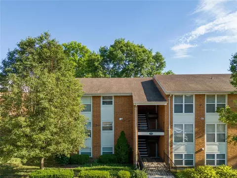1958 Greenpoint Dr #102, Saint Louis, MO 63122