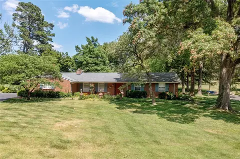 102 Hawthorne Ests, Saint Louis, MO 63131