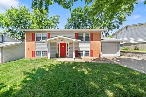 1255 Roth Hill Dr, Maryland Heights, MO 63043