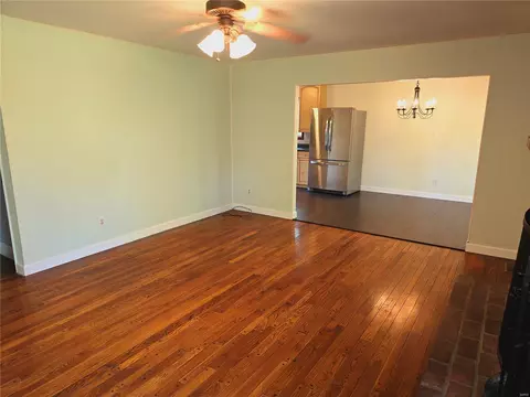 Living - 865 Woods Mill Rd, Ballwin, MO 63011 photo 2 of 5
