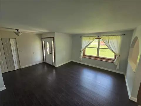 Living - 865 Woods Mill Rd, Ballwin, MO 63011 photo 4 of 5