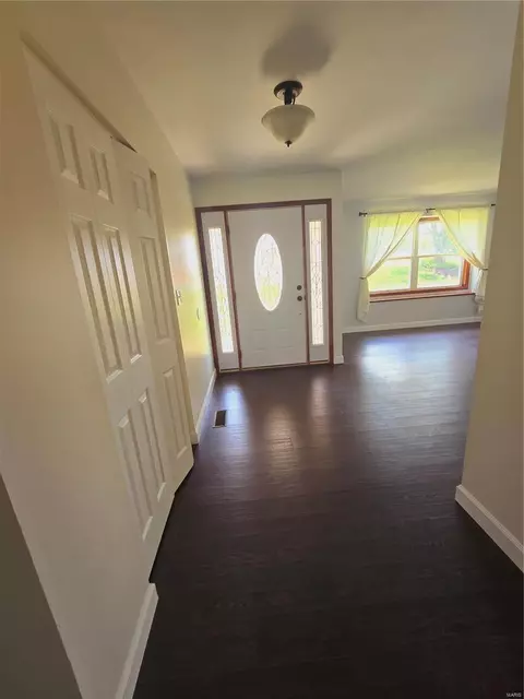 Entry Way - 865 Woods Mill Rd, Ballwin, MO 63011 photo 2 of 3