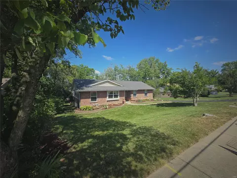 Exterior - 865 Woods Mill Rd, Ballwin, MO 63011 photo 3 of 9