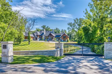 3 Squires Ln, Huntleigh, MO 63131 photo 5