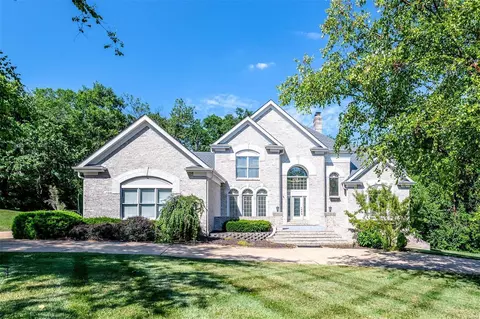 12817 Topping Woods Estate Dr, Saint Louis, MO 63131