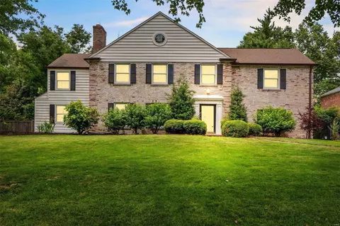 51 Willow Hill Rd, Ladue, MO 63124