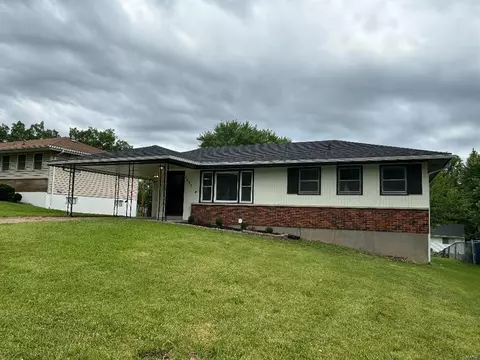 2027 Mcmenamy Dr, Saint Louis, MO 63136