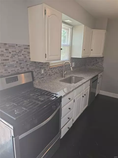 Kitchen - 1128 Central Pkwy, O'fallon, MO 63366 photo 2 of 3