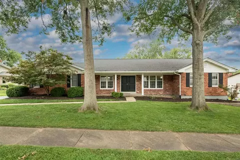 326 Dinsmoor Dr, Chesterfield, MO 63017