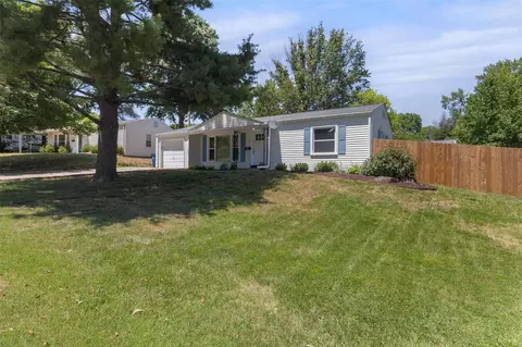 7001 Foxcroft Dr, Saint Louis, MO 63123