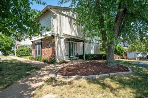 2374 Hidden Meadow Ln, Ballwin, MO 63021
