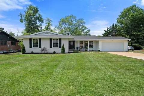 325 Sudbury Ln, Ballwin, MO 63011
