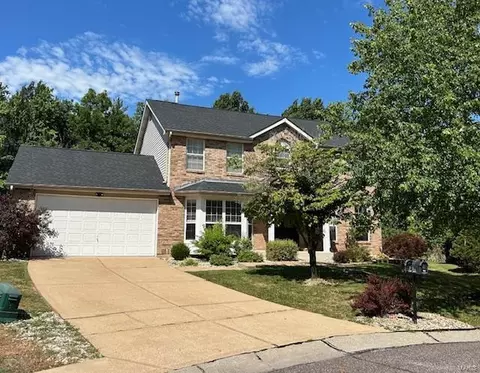 950 Four Oaks Dr, Fenton, MO 63026